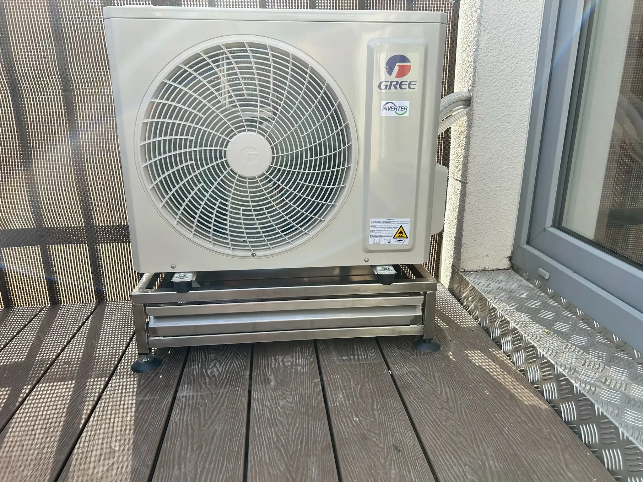 Stalowy stelaż z pojemnikiem odparowującym skropliny klimatyzacji — MAK Instal Wrocław